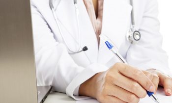 Adiós al despido por acumulación de bajas médicas: el BOE publica la ley que lo deroga