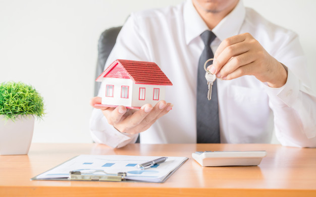 clave-casa-proteccion-manos-agente-corredores-seguros-hogar_1150-14910