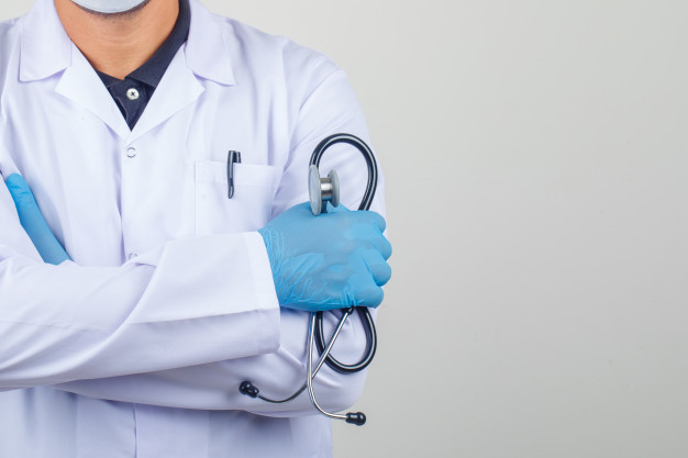 doctor-cruzando-brazos-mientras-sostiene-estetoscopio-bata-blanca_176474-8491