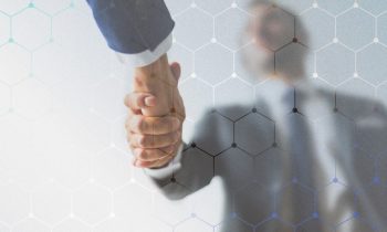 Ser gay en España: más de la mitad ha sufrido burlas en su empresa
