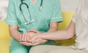 Las enfermeras huyen de las residencias: hacen falta ya 15.000 y los centros se quedan sin personal suficiente