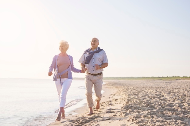 mayores-vitales-playa-pareja-senior-playa-jubilacion-concepto-vacaciones-verano_329181-14045
