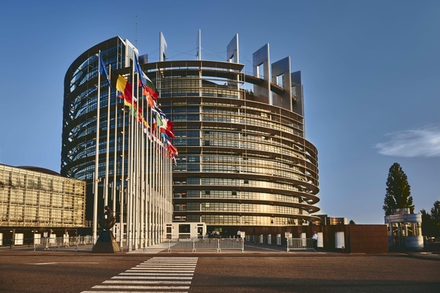 edificio-parlamento-europeo-estrasburgo-francia-cielo-azul-claro-fondo_181624-27409