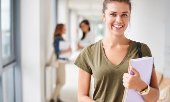 Solo el 17,5% de las personas con discapacidad en edad activa cuenta con estudios superiores, frente al 37,4% del resto de la población