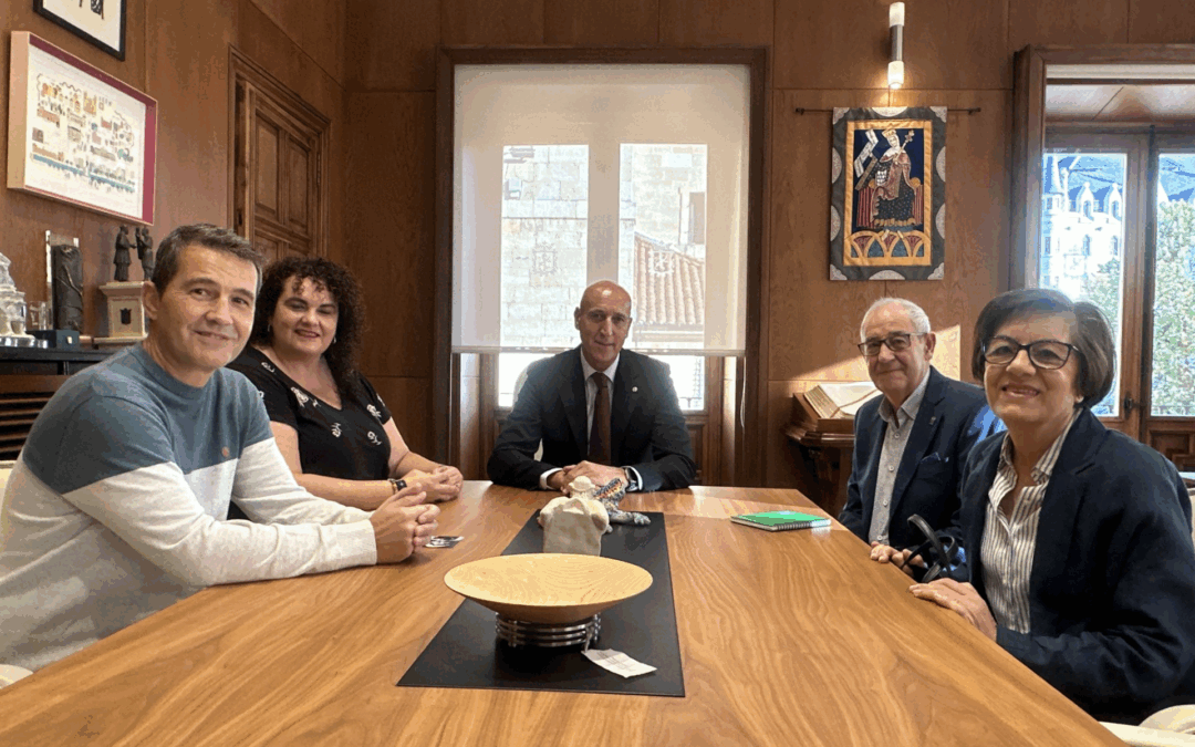 El alcalde recibe al presidente de ALCER León, Juan Antonio Iglesias